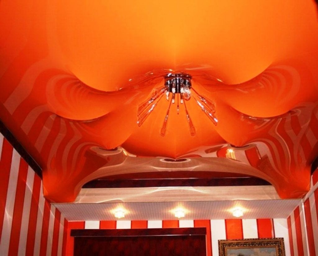 Натяжной потолок в гостиной дизайн фото