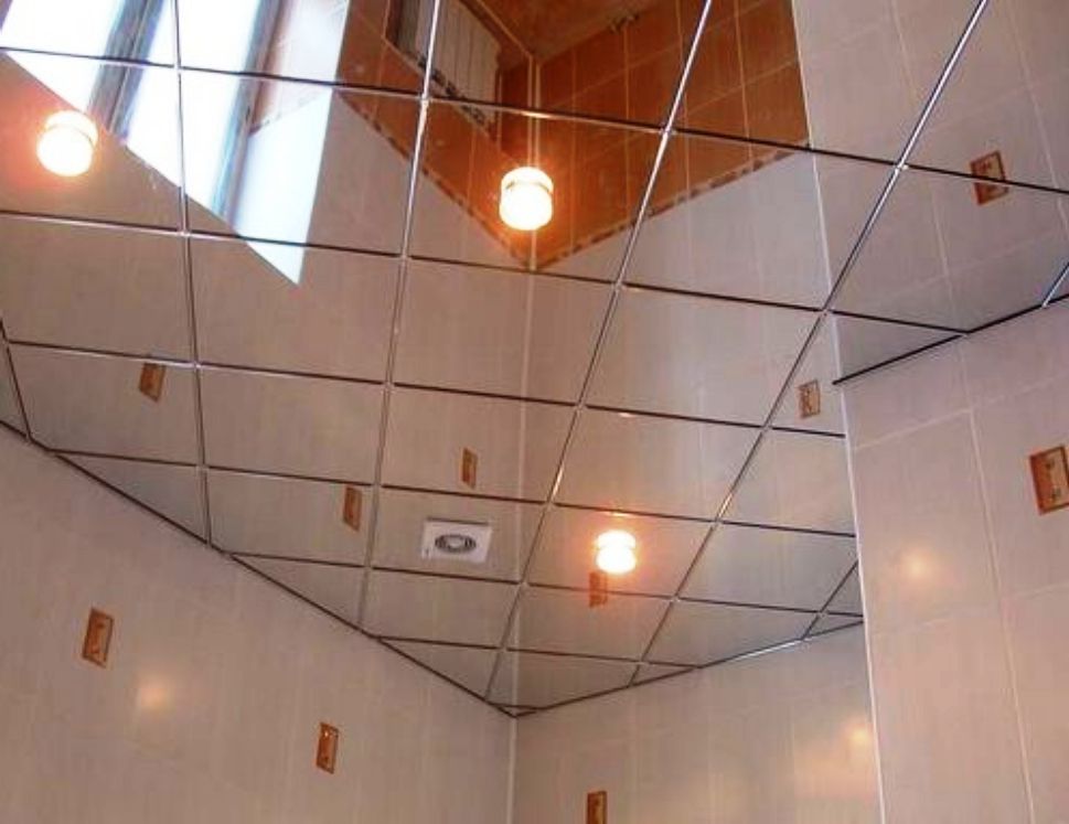 зеркальный потолок в ванной